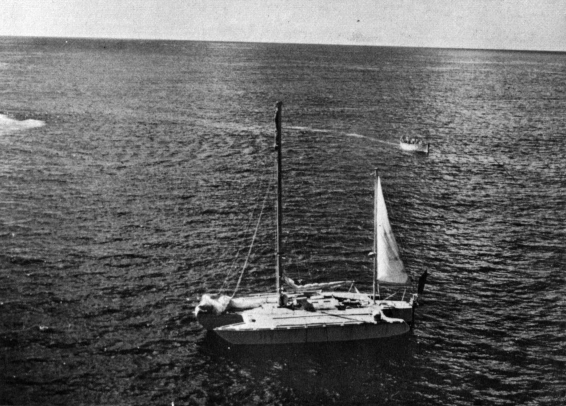 das Beiboot der PICARDY nähert sich der TEIGNMOUTH ELECTRON